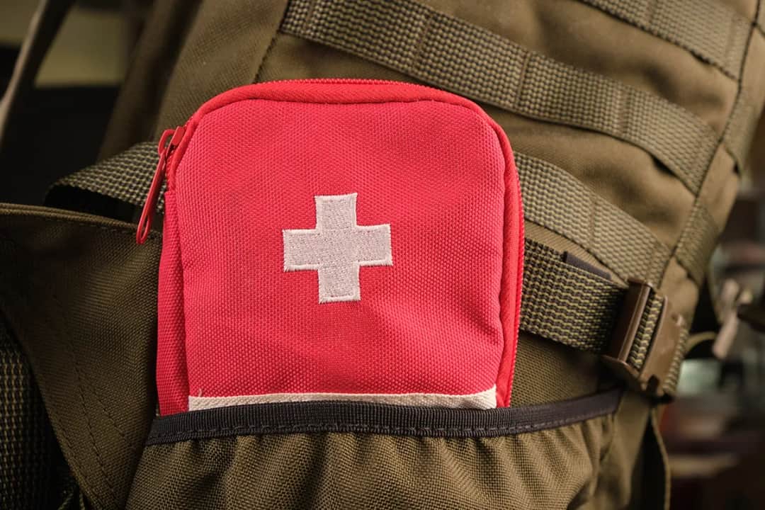 Apteczka taktyczna co zawiera - kluczowe elementy, które ratują życie
