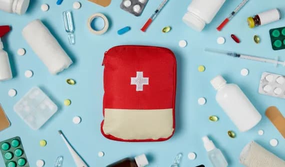 Czego nie powinna zawierać apteczka samochodowa, aby zapewnić bezpieczeństwo