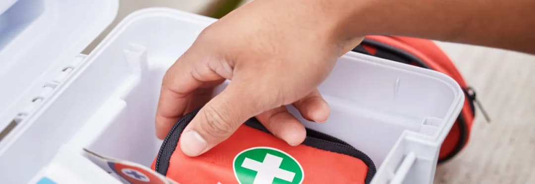 Co powinna zawierać apteczka pierwszej pomocy? Kluczowe elementy i porady
